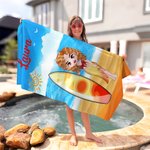 Toalla de playa personalizada con personaje de dibujos animados con tabla de surf y nombre secado rápido regalo de viaje para mujer y hombre