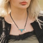Collar de cuentas de piedra teñida de vaca estilo retro navajo personalizado con inicial grabada Vida en la granja Taurina Regalo de cumpleaños para vaquera Cowgirl