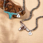 Collar de cuentas de piedra teñida de vaca estilo retro navajo personalizado con inicial grabada Vida en la granja Taurina Regalo de cumpleaños para vaquera Cowgirl