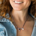 Collar de cuentas de piedra teñida de vaca estilo retro navajo personalizado con inicial grabada Vida en la granja Taurina Regalo de cumpleaños para vaquera Cowgirl