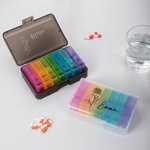 Personalisierte Geburt Blume Regenbogen-farbigen tragbaren wöchentlichen Pille Organizer Box mit Namen Medikation Lagerung täglich Reise Geschenk für Familie Freunde