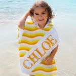 Serviette de Plage à Capuche Personnalisée avec Nom et Design de Rayures Ondulées Essentiel de Vacances d'Été Cadeau pour Enfant