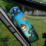 Personalisierte Cartoon-Charakter Geburtsblume Sport-Trinkflasche mit Skala und Namen 1000 ml Geburtstag Geschenk für Familie