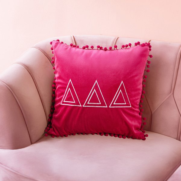 Henkilökohtainen Pom Pom Fringed Sorority kirjonta kreikkalainen kirjain Velvet Lumbar heittää tyynyn kansi syntymäpäivälahja ystävälle | Callie × Affinity Licensing