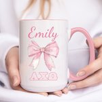 Taza de café de cerámica personalizada con el nombre de la hermandad de mujeres y la letra griega de la hermandad de mujeres, regalo para una amiga | Callie × Affinity Licensing