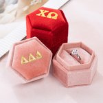 Personlig grekisk bokstav Sororitetsnamn Sammet Badge Ring Smyckeskrin Bid Day Big Little Födelsedagspresent för syster Vän | Callie × Affinity Licensing