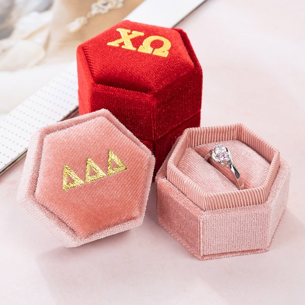 Personlig grekisk bokstav Sororitetsnamn Sammet Badge Ring Smyckeskrin Bid Day Big Little Födelsedagspresent för syster Vän | Callie × Affinity Licensing