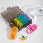 Personalisierte Geburt Blume Regenbogen-farbigen tragbaren wöchentlichen Pille Organizer Box mit Namen Medikation Lagerung täglich Reise Geschenk für Familie Freunde