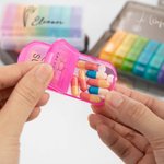 Personalisierte Geburt Blume Regenbogen-farbigen tragbaren wöchentlichen Pille Organizer Box mit Namen Medikation Lagerung täglich Reise Geschenk für Familie Freunde