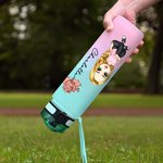 Gepersonaliseerde Cartoon Figuren Geboortebloem 946 ml Motiverende Sport Waterfles met Tijdsmarkering Naam Verjaardagscadeau voor Familie