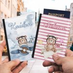 Portapassaporto personalizzato in pelle PU del piccolo orso pilota con nome Regalo di compleanno, vacanze estive e vacanze per gli amanti dei viaggi.