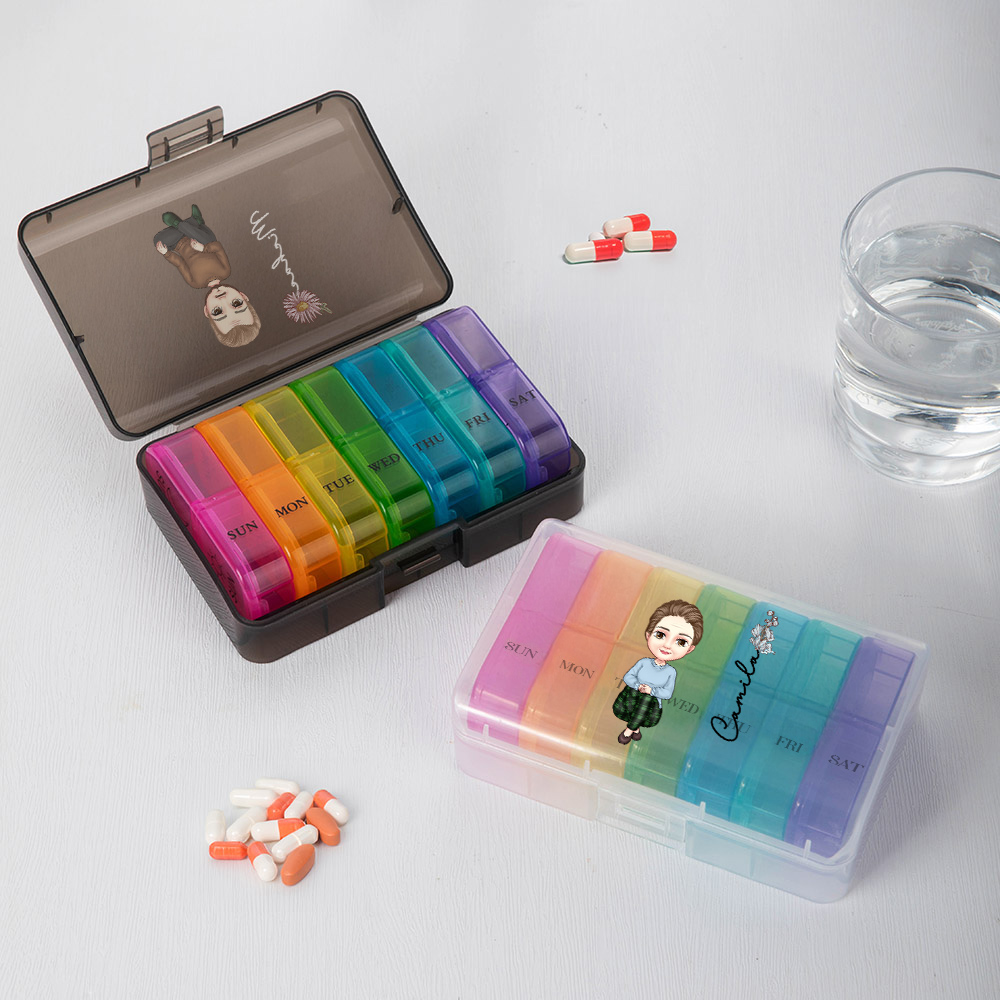 Boîte de pilules hebdomadaire portable personnalisée avec fleur nom et personnage - Stockage des médicaments - Cadeau pour la famille et les amis