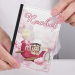 Portapassaporto personalizzato in pelle PU del piccolo orso pilota con nome Regalo di compleanno, vacanze estive e vacanze per gli amanti dei viaggi.