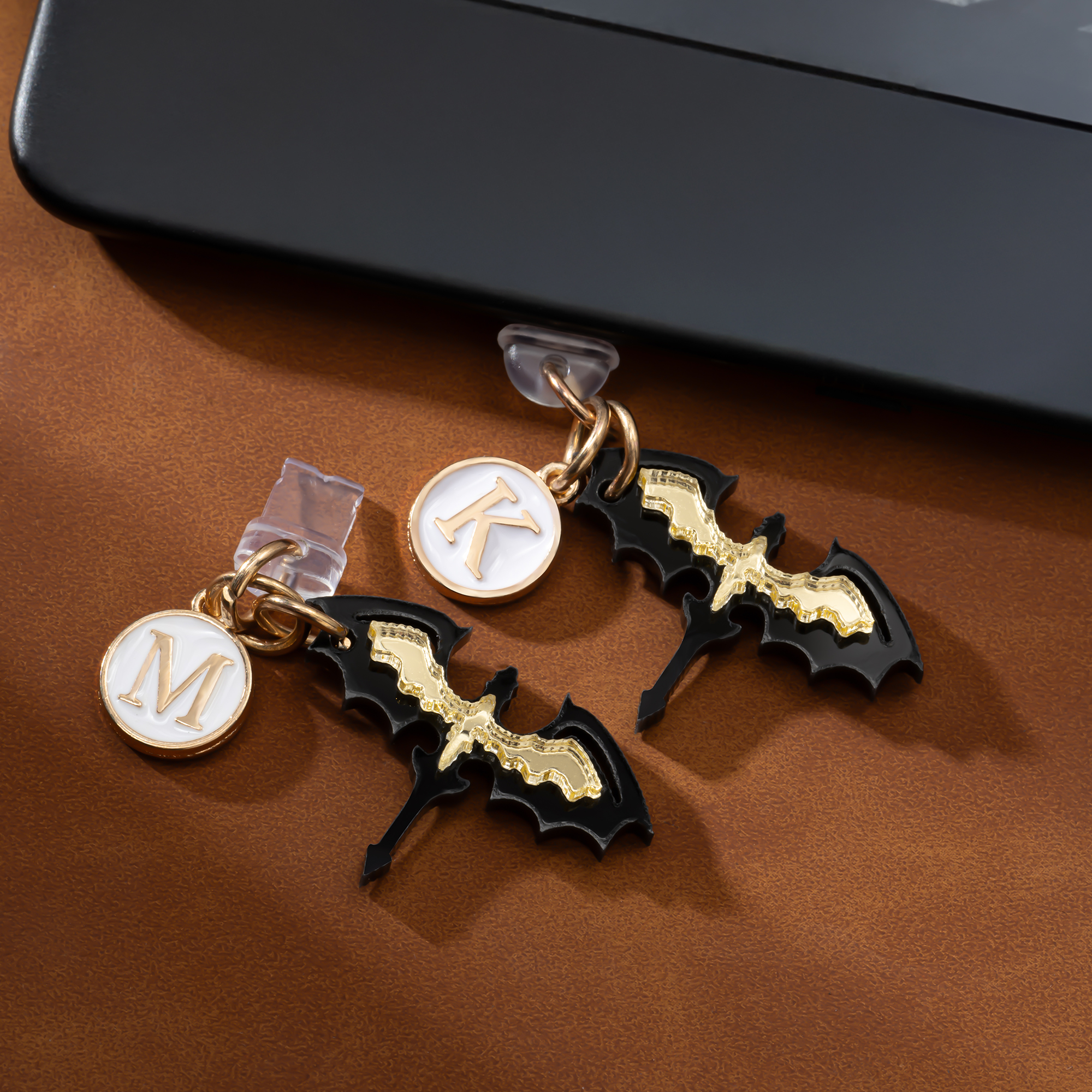 Porte-clés personnalisé noir et doré Dragons Rider Dust Plug avec pendentif initial Cadeau d'anniversaire pour les amateurs de livres fantastiques Rats de bibliothèque