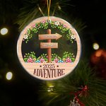 Gepersonaliseerd avontuur Wegwijzers Bloem Acryl Hang Ornament met Jaar en Reisbestemmingen Kerst Verjaardag Gift voor Travel Adventure Lovers