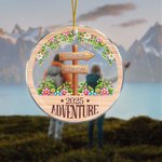 Gepersonaliseerd avontuur Wegwijzers Bloem Acryl Hang Ornament met Jaar en Reisbestemmingen Kerst Verjaardag Gift voor Travel Adventure Lovers