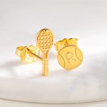 Personalisierte Tennisschläger Ball Ohrstecker mit eingravierten ersten winzigen Schmuck Team Game Day Geschenk für Frauen