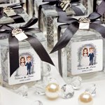 Personliga klistermärken i flera former med blommig tecknad brud och brudgum Etiketter med namn och datum Bröllopsfavorit Dekor för par nygifta