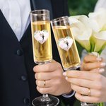 Personliga klistermärken i flera former med blommig tecknad brud och brudgum Etiketter med namn och datum Bröllopsfavorit Dekor för par nygifta