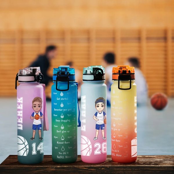 Personalisierte Cartoon Sport Figur 1000 ml Trinkflasche mit Namen Zeitmarkierung Geburtstag Team Geschenk für Basketball Fußball Liebhaber
