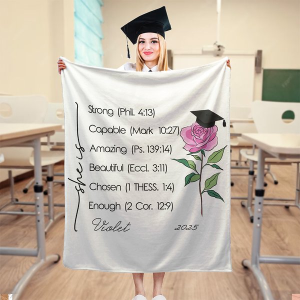 Gepersonaliseerde Afstudeercap Geboortebloem Bijbelvers Zacht Deken met Naam en Jaar Religieuze Dag Verjaardag Afstudeercadeau voor Afgestudeerde
