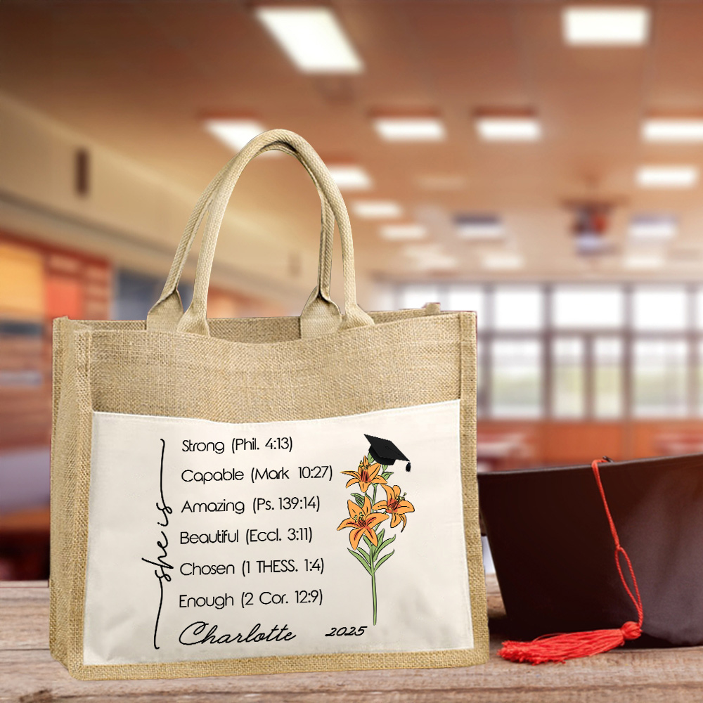 Versets bibliques personnalisés Fleur de naissance Bonnet de graduation Sac fourre-tout en jute avec nom et année Grand rangement Cadeau de graduation pour les femmes diplômées chrétiennes