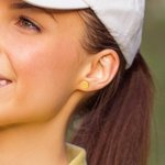 Personalisierte Tennisschläger Ball Ohrstecker mit eingravierten ersten winzigen Schmuck Team Game Day Geschenk für Frauen