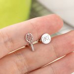 Personalisierte Tennisschläger Ball Ohrstecker mit eingravierten ersten winzigen Schmuck Team Game Day Geschenk für Frauen