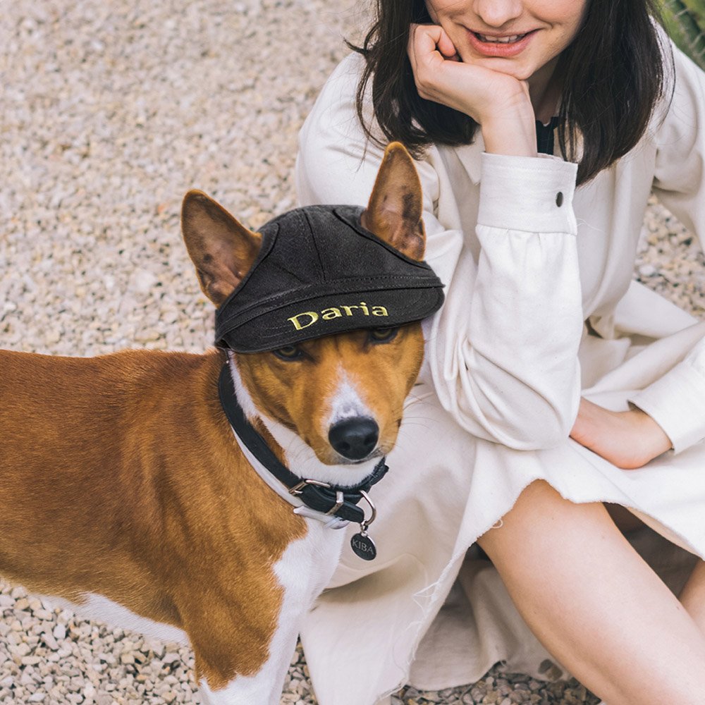 un cappellino da sole personalizzato con nome e foro per le orecchie per cane, regolabile e adorabile.
