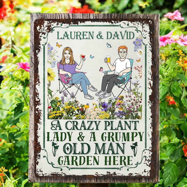 Personalizzato Retro Sitting Cartoon Characters Vertical Tinplate Metal Sign con nome Garden Door Decor Birthday Gift for Grandma Mom Gardening Lovers