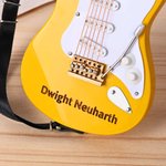 Mini chitarra personalizzata multicolore con tracolla Ornamento da esposizione con nome inciso Custodia Regalo di compleanno per chitarrista amante della musica