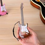 Mini chitarra personalizzata multicolore con tracolla Ornamento da esposizione con nome inciso Custodia Regalo di compleanno per chitarrista amante della musica