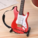 Mini chitarra personalizzata multicolore con tracolla Ornamento da esposizione con nome inciso Custodia Regalo di compleanno per chitarrista amante della musica