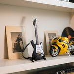 Mini chitarra personalizzata multicolore con tracolla Ornamento da esposizione con nome inciso Custodia Regalo di compleanno per chitarrista amante della musica