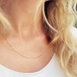 Gepersonaliseerde zilveren sierlijke zijwaartse minimalistische ketting met initiaal naam verjaardagscadeau voor vrouwen vriendin vrouw moeder familie