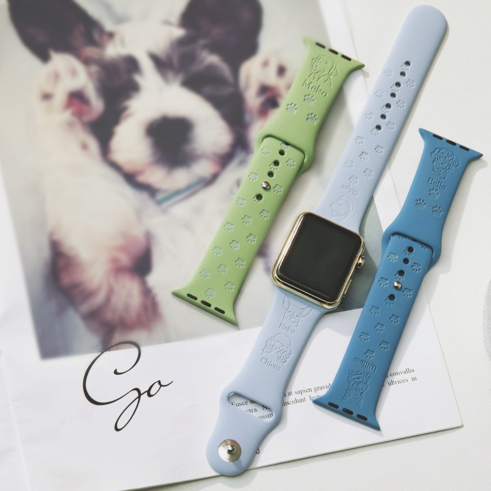 Cinturino personalizzato di silicone per iWatch stampato con il avatar, il nome e molte zampe del cane.