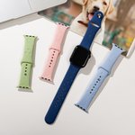 Personalisierte 1 - 3 Hunde und Pfoten Silikon Apple Watch Band mit eingraviertem Namen Geburtstag Jahrestag Geschenk für Hundeliebhaber