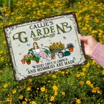 Gepersonaliseerde Retro Garden Cartoon Character Metal Sign met naam Tuin Yard Decor Housewarming Verjaardagscadeau voor mama oma vrienden tuinieren liefhebbers
