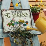 Gepersonaliseerde Retro Garden Cartoon Character Metal Sign met naam Tuin Yard Decor Housewarming Verjaardagscadeau voor mama oma vrienden tuinieren liefhebbers