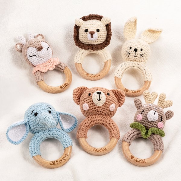 Hochet Bébé en Crochet Personnalisé avec Nom et Motif Ours Lion Mignon avec Anneau de Dentition en Bois Cadeau Naissance Baby Shower pour Nouveau-né