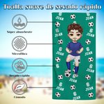 Toalla de playa personalizada de secado rápido con personaje de fútbol en caricatura nombre y número regalo para equipos y fanáticos del fútbol