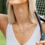 Collar personalizado de raqueta de pelota de tenis con letra de circón Joyería delicada única Regalo creativo de cumpleaños Día del partido para jugadora de tenis Mujer