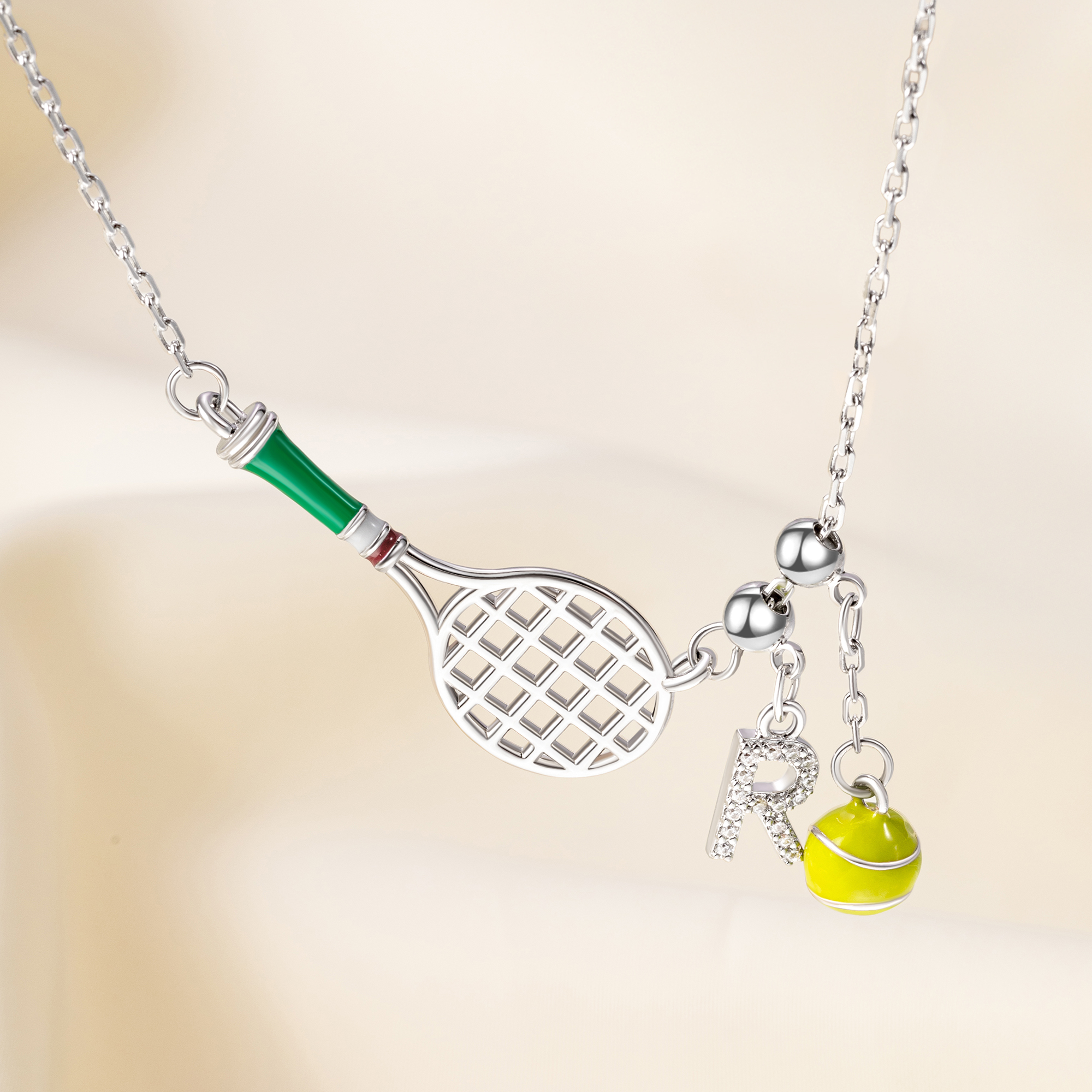Collier de raquette de tennis personnalisé avec lettre en zircon Bijoux uniques et délicats Cadeau d'anniversaire créatif pour joueuse de tennis Femmes