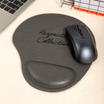 Testo inciso personalizzato Tappetino per mouse in pelle PU con poggiapolsi Decorazione per ufficio Accessori per computer Regalo di compleanno per il collaboratore
