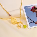 Collar personalizado de raqueta de pelota de tenis con letra de circón Joyería delicada única Regalo creativo de cumpleaños Día del partido para jugadora de tenis Mujer