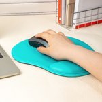 Testo inciso personalizzato Tappetino per mouse in pelle PU con poggiapolsi Decorazione per ufficio Accessori per computer Regalo di compleanno per il collaboratore