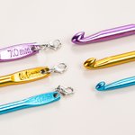 Personalized Crochet Queen Colorful Portable Mini Crochet Hooks Keychain with Engraved Text Outdoor Essentials Birthday Gift for Women Craft Lovers