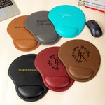 Testo inciso personalizzato Tappetino per mouse in pelle PU con poggiapolsi Decorazione per ufficio Accessori per computer Regalo di compleanno per il collaboratore
