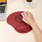 Testo inciso personalizzato Tappetino per mouse in pelle PU con poggiapolsi Decorazione per ufficio Accessori per computer Regalo di compleanno per il collaboratore