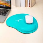 Testo inciso personalizzato Tappetino per mouse in pelle PU con poggiapolsi Decorazione per ufficio Accessori per computer Regalo di compleanno per il collaboratore
